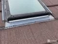 屋根カバー工法② 天窓周辺を施工する際は、板金でしっかり補修することで、雨漏りの防止になります。[天窓周辺板金で補強]
