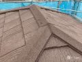 屋根カバー工法③ 屋根材に「T・ルーフヴェルウッド」使用。 ガルバリウム鋼板と天然石の組み合わせにより、 耐久性を高めています。 さらに、非常に軽量なため建物への負担を軽減します。[棟板金の取り付け後]