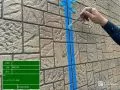 外壁シーリング打設 劣化したシーリングを打設することで、建物の耐久性を高めました。外壁の目地の隙間をしっかり埋めて防水性や柔軟性を持続させます。[シーリングプライマー塗布]