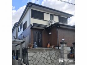 白とブラウンのツートンカラーが重厚感を演出する外壁塗装
