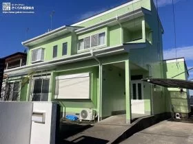 青空に映えるライムグリーンの外壁塗装
