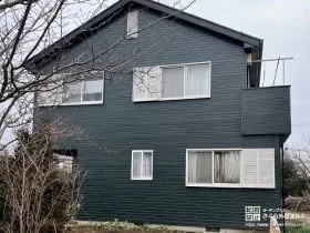 グレーの外壁と窓枠の白が映える外壁・屋根塗装工事