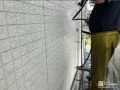 外壁塗装の様子 高圧洗浄でしっかり塗膜と汚れを落とし、塗料の下塗り・中塗り・上塗りを行いました。[外壁 高圧洗浄]