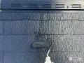 屋根塗装の様子 屋根も外壁同様、しっかり高圧洗浄し塗装を行いました。[屋根塗装 上塗り]