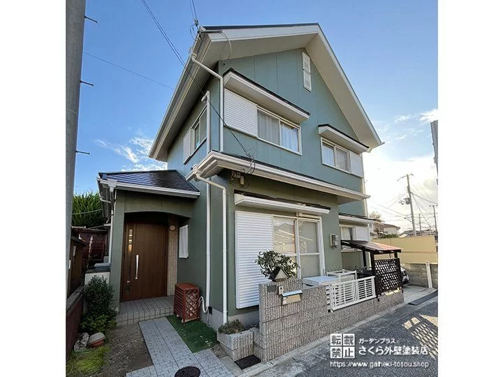 No.463 グリーンの外壁にホワイトのアクセントでおしゃれになった外壁塗装・屋根塗装工事[塗装後]
