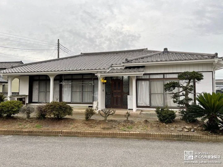 No.481 瓦屋根に白の外壁が映える外壁塗装工事[塗装後]