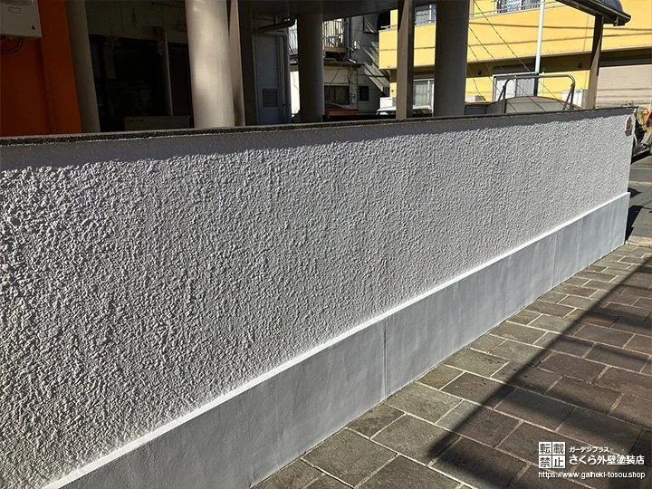 No.498 白い外壁が住んでいる人を明るくもてなすブロック塀塗装工事[塗装後]