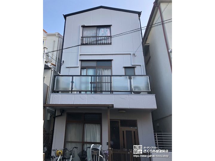 爽やかな白が輝く3階建ての外壁塗装 さくら外壁塗装店
