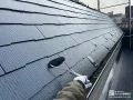 屋根塗装の様子 コケ等が付着し劣化が進んでいた屋根を塗装メンテナンスしました[屋根 上塗り]