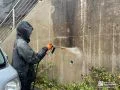 丁寧に高圧洗浄し、しっかり汚れを落とします 塗装を行う部分はしっかり高圧洗浄して、汚れはもちろん古い塗膜も洗い流していきます[擁壁 高圧洗浄]