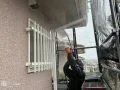 丁寧に高圧洗浄し、しっかり汚れを落とします 塗装を行う部分はしっかり高圧洗浄して、汚れはもちろん古い塗膜も洗い流していきます[軒天 高圧洗浄]