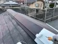 屋根塗装の様子 屋根の塗装では、鉄部の塗装メンテナンスはもちろんタスペーサー挿入もしっかり行っています[屋根塗装 鉄部ケレン]