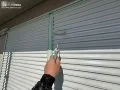 雨戸塗装の様子 雨戸も鉄部なのでしっかり錆を落とした後に塗装を行いました[雨戸塗装 上塗り]