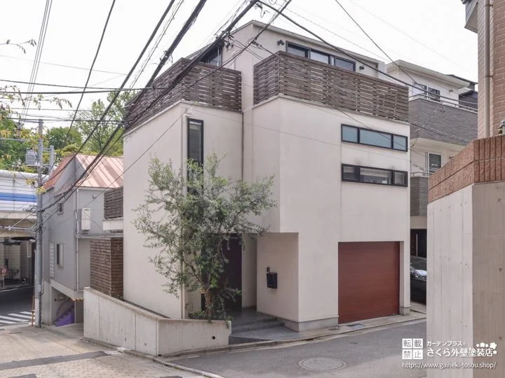 No.521 ホワイトの外壁に木目の温かみが映えるお住まいの外壁塗装・屋根塗装工事[塗装前]