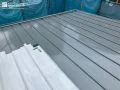 屋根塗装の様子 しっかり高圧洗浄した後に塗装を行いました[屋根塗装_上塗り]
