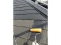 屋根塗装の様子 外壁と合わせて屋根の塗装も行いました。[屋根塗装 下塗り]