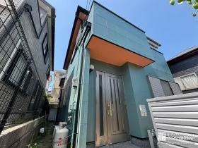 鮮やかな水色が爽やかな印象を与える外壁塗装・屋根塗装工事