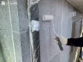 外壁塗装の様子 サイディング材のお住まいの塗装を行いました[外壁塗装_下塗り]