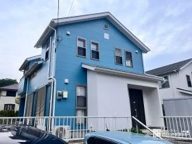ターコイズブルーの外壁が目に鮮やかな外壁塗装・屋根塗装工事