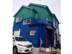 鮮やかなブルーとグリーンのツートンデザインに塗装した外壁塗装・屋根塗装工事