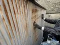 トタン壁塗装の様子 外壁の一部にトタン壁がありましたので、そちらも塗装しました。[トタン壁 ケレン]