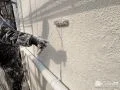 外壁塗装の様子 クラックが発生していた部分をメンテナンスし、その上から塗装を行いました[外壁 上塗り]