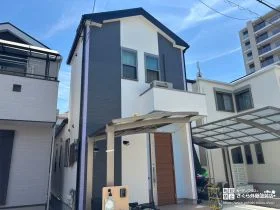 ホワイトとネイビーのモダンなツートンデザインが目を惹く外壁塗装・屋根塗装工事