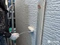 外壁塗装の様子 しっかり高圧洗浄したのちに、塗装を行いました[外壁 下塗り]