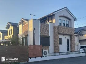 フレーク塗料で意匠性の高い外壁に生まれ変わった外壁塗装工事