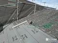 パミール屋根カバー工法 新品のような美しさによみがえったパミール屋根[パミール屋根に防水シートを敷いていきます]
