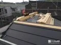 パミール屋根カバー工法 新品のような美しさによみがえったパミール屋根[新しい屋根材を葺いていきます]