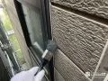 サッシ廻り すき間なく仕上がったシーリングで、見た目も防水性もよみがえりました[旧シーリング材や汚れを取り除き、しっかり密着するよう下地を整えます]