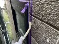 サッシ廻り すき間なく仕上がったシーリングで、見た目も防水性もよみがえりました[マスキングで施工範囲を丁寧に養生し、プライマーを塗布]