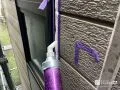 サッシ廻り すき間なく仕上がったシーリングで、見た目も防水性もよみがえりました[新しいシーリング材を、すき間なく充填していきます]