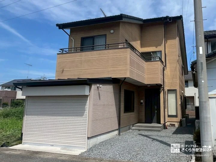 No.569 ベージュから濃いグレーへ！印象を一新した外壁塗装・板金屋根塗装工事[塗装前]