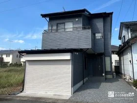 ベージュから濃いグレーへ！印象を一新した外壁塗装・板金屋根塗装工事