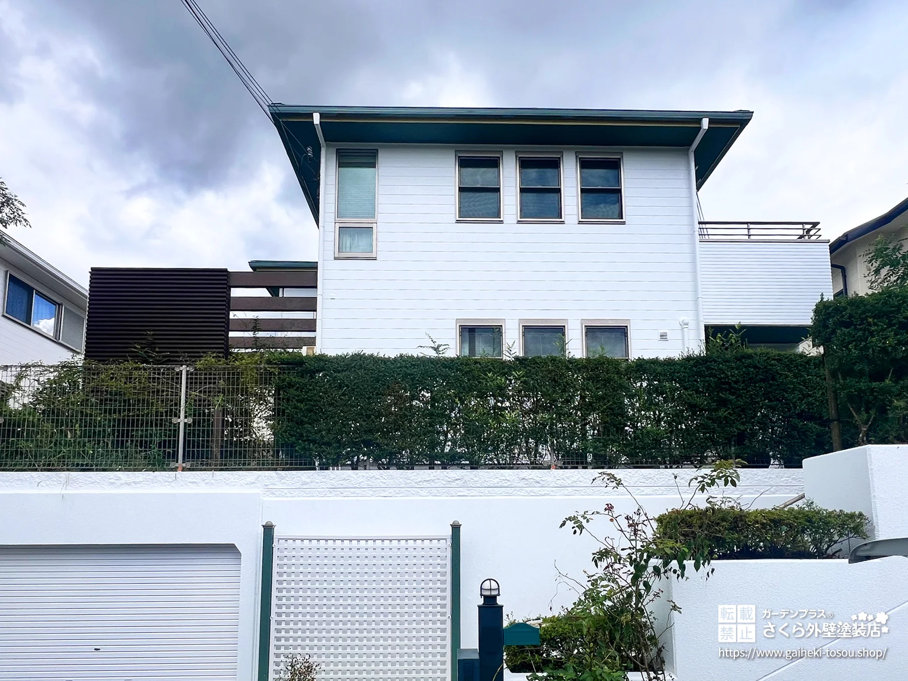 No.571 擁壁までホワイトで統一し気品ある外観に仕上げた外壁塗装・屋根塗装工事[塗装後]