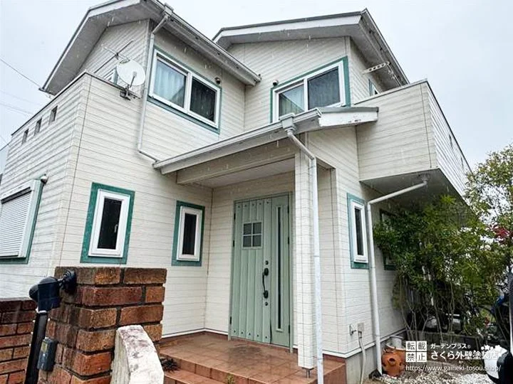 No.572 塗装できない屋根を金属カバー工法で再生！クリーム色が映える外壁塗装・屋根カバー工法工事[塗装前]