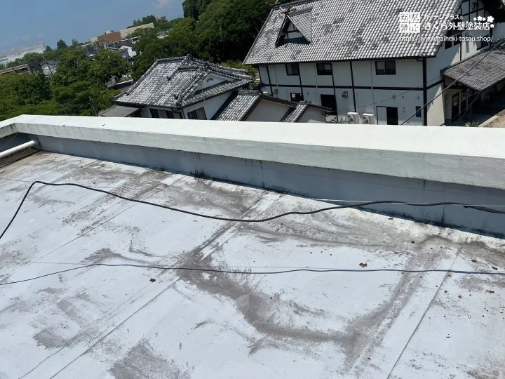 No.574 経年劣化による雨漏りを解消！3階建てビルの陸屋根・パラペット防水工事[塗装前]