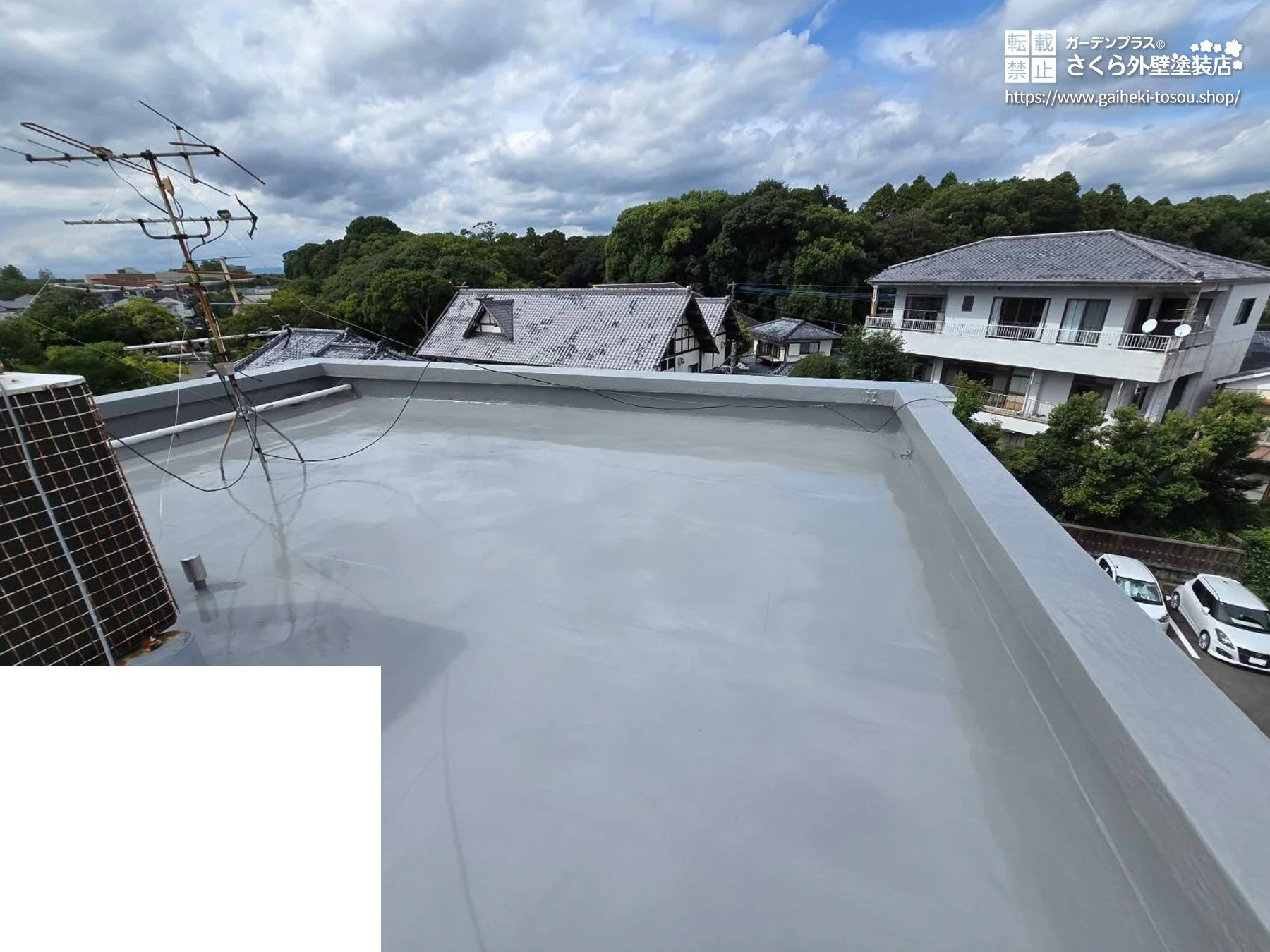 No.574 経年劣化による雨漏りを解消！3階建てビルの陸屋根・パラペット防水工事[塗装後]