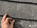 屋根塗装の様子 高圧洗浄により汚れをしっかり落とし、丁寧に作業を行っていきます。[タスペーサ取り付け]