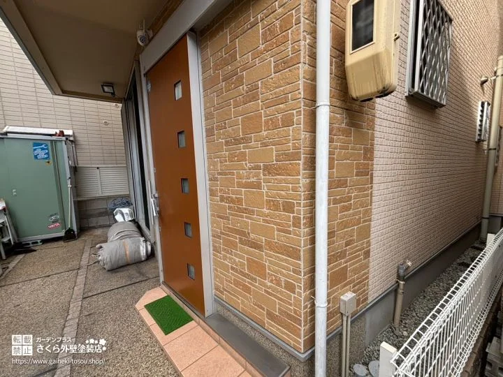 No.585 石目柄を活かしたクリヤー塗装と赤い屋根が映える外壁塗装・屋根塗装工事[塗装前]