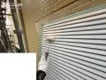 雨戸塗装 下地処理から丁寧に行い、清潔感のあるホワイトに仕上げました。[上塗り1回目]