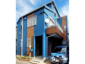 鮮やかなブルー×優しい色味のブラウンのアクセントが目を惹く外壁塗装・屋根塗装工事