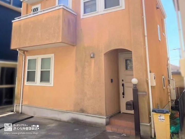 No.589 中古物件購入後のリフォーム！オレンジ外壁×スーパーガルテクトを使った屋根カバー工法[塗装前]