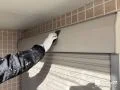 シャッターBOX塗装 下地を整えてから塗装し、シャッターボックスの艶と美観を回復しました。[下地調整]