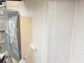 外壁塗装① 高圧洗浄から上塗りまで各工程を丁寧に行った、ツートン外壁ホワイト部分の塗装の様子。[下塗り]