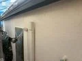 外壁塗装① 高圧洗浄から上塗りまで各工程を丁寧に行った、ツートン外壁ホワイト部分の塗装の様子。[上塗り]