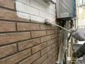 外壁塗装② タイル調意匠を活かしながら、各工程を重ねて丁寧に仕上げたツートン外壁下部の塗装の様子。[下塗り]