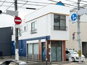 ホワイトと鮮やかなブルーがツートンで映える外壁塗装工事